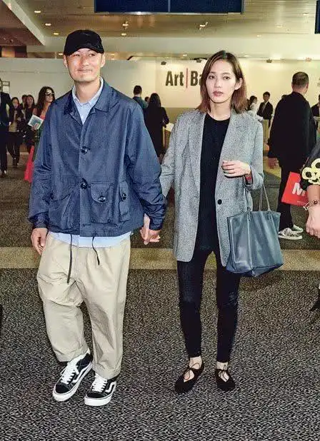 余文乐老婆逛街买蛋糕显孤寂,孕肚巨可爱,网友:没熊黛林幸福