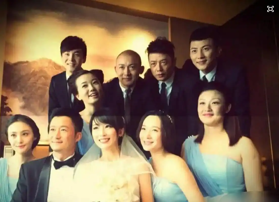 回顾吴京的伴郎团,四人都是熟人脸,小花童竟然是王诗龄和石头.