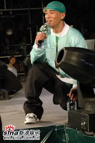 组图:光头陈小春广州开唱 自爆女友不是香港人