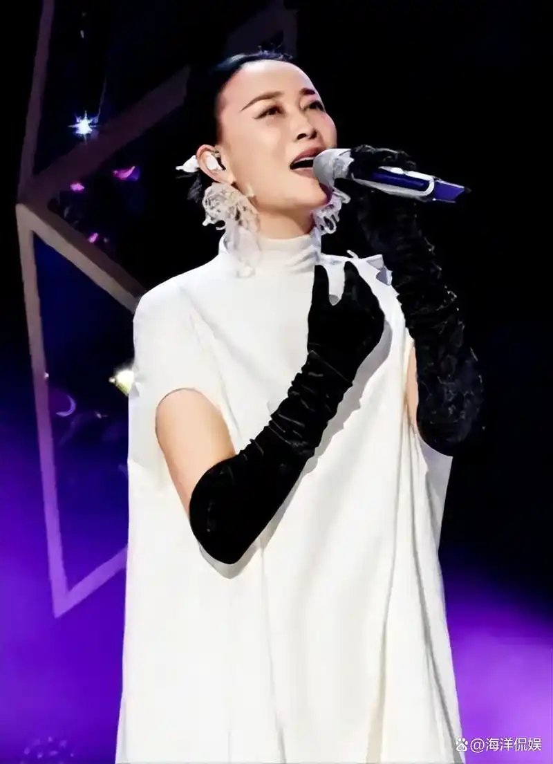 56岁那英接受《歌手》采访哭了:我是不会唱了吗?