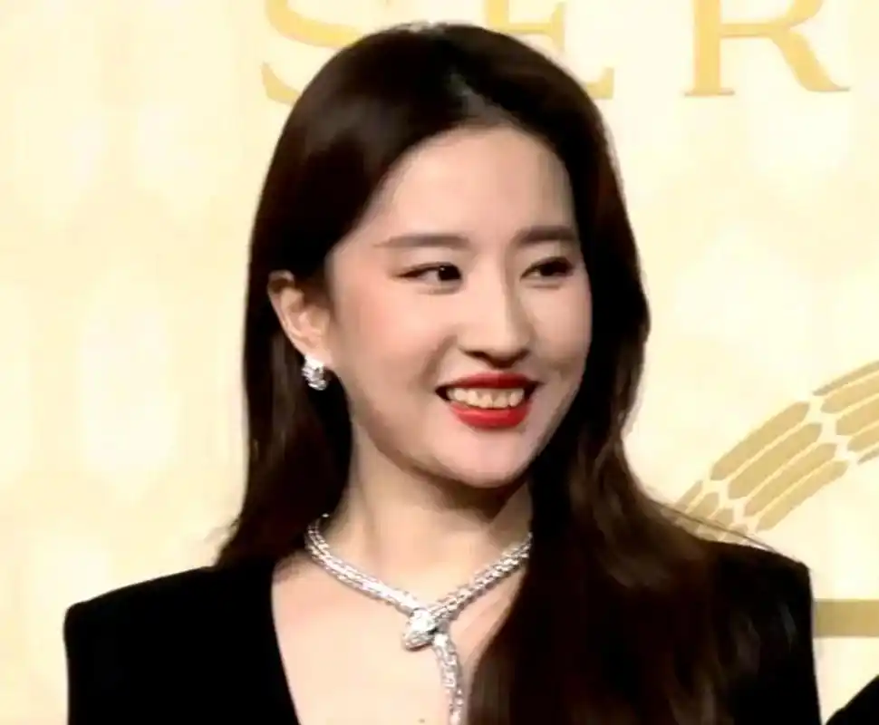 刘亦菲的牙齿看起来有些黄黄的,好像没有洗干净或者有牙垢,不像其他