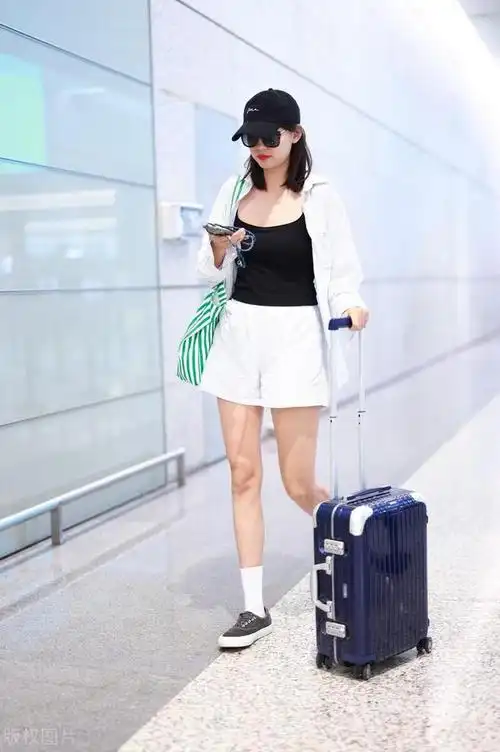 39岁张梓琳好清新,穿黑色小吊带搭白色开衫,腰细腿长堪比超模