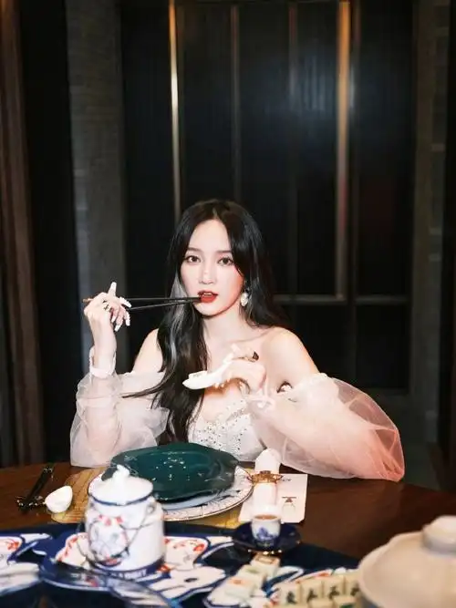 孟佳穿搭界的显眼包