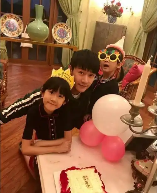 陆毅三胎终于得子?手里抱的宝宝很抢眼!