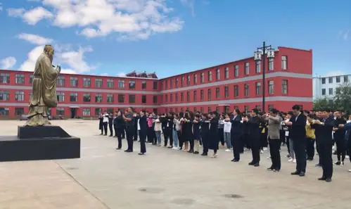 礼拜先师 弘扬文化 兴安盟实验中学举行拜师礼