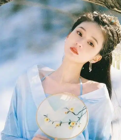 乔欣古装写真,穿蓝裙举团扇神态娇羞!__财经头条