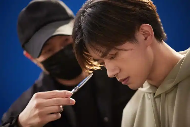 易烊千玺最新拍摄花絮照低头侧颜怼脸拍好帅气