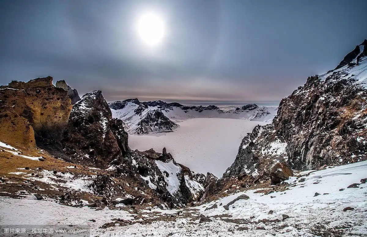 中国吉林延边长白山天池冬日冰封全景