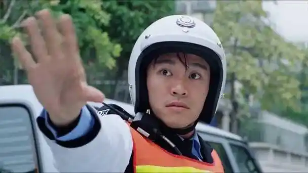 《逃学威龙2》:星爷立功心切,却被调去当交警,配上背景音乐太搞笑