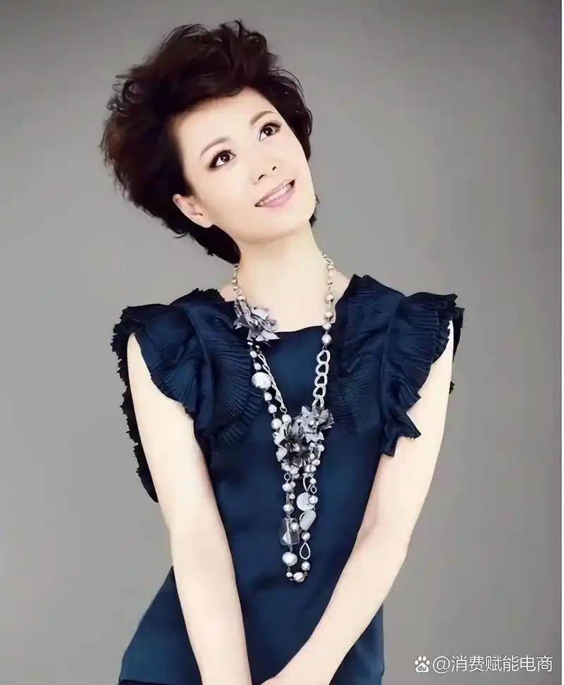 央视主持人文静直播中门牙掉落 11月4日,中央13频道的新闻联播时段