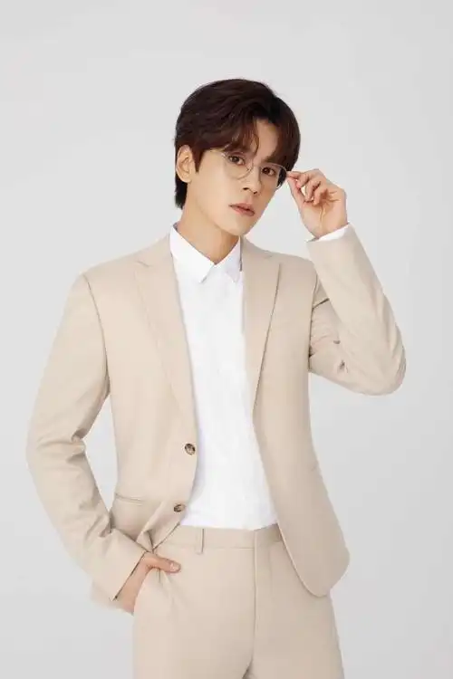 魏哲鸣最新写真图曝光西装笔挺身材显黄金比例