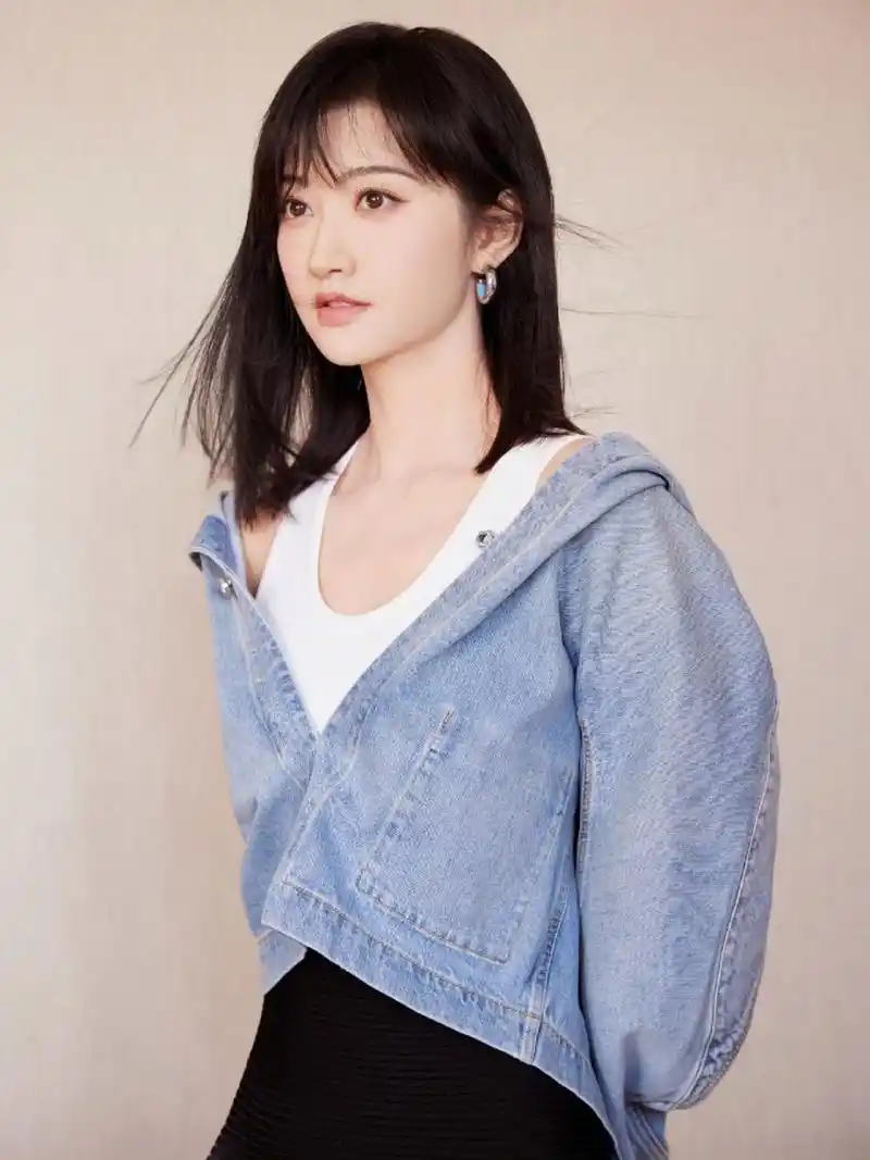 景甜这身穿搭特有一种邻家小妹的感觉,好清纯可爱!