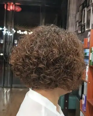 短发小卷发型,专治细软头发少,搭配颜色也是不错选择