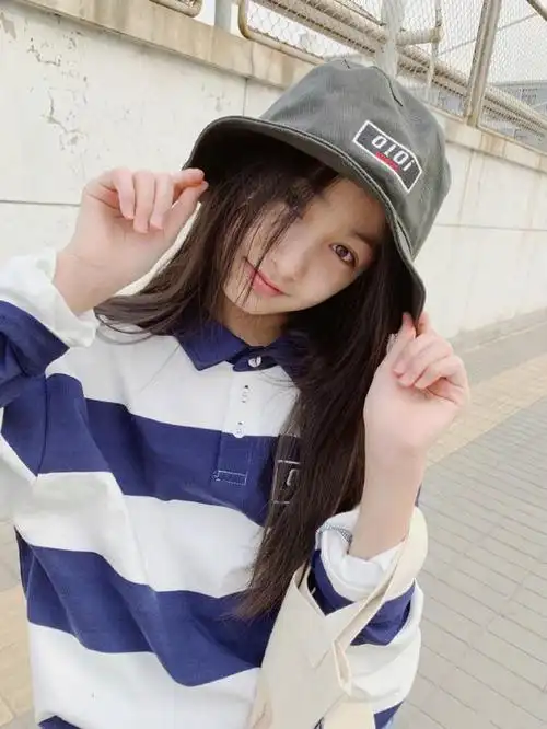 12岁小姑娘也如此时尚polo衫配半身裙可爱又文艺不愧是童星