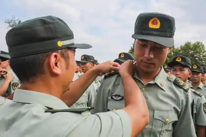 ▼举行选晋士官授衔仪式第71集团军某营近日正变得越来越正规,普遍军