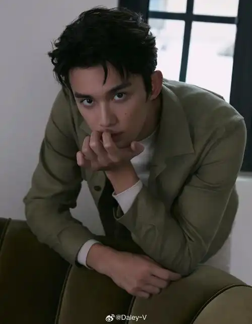 代言人身着亚麻造型步入繁茂旷野之境,简约大方又帅气#吴磊杰尼亚绿洲