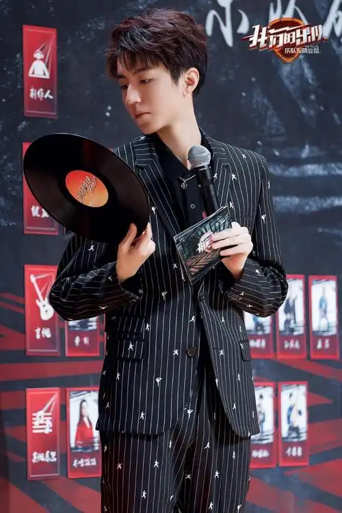 王俊凯黑色条纹西装绅士帅气 满满总裁风
