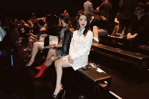 王婷受邀参加东京时装周 小香风时尚穿搭魅力满分