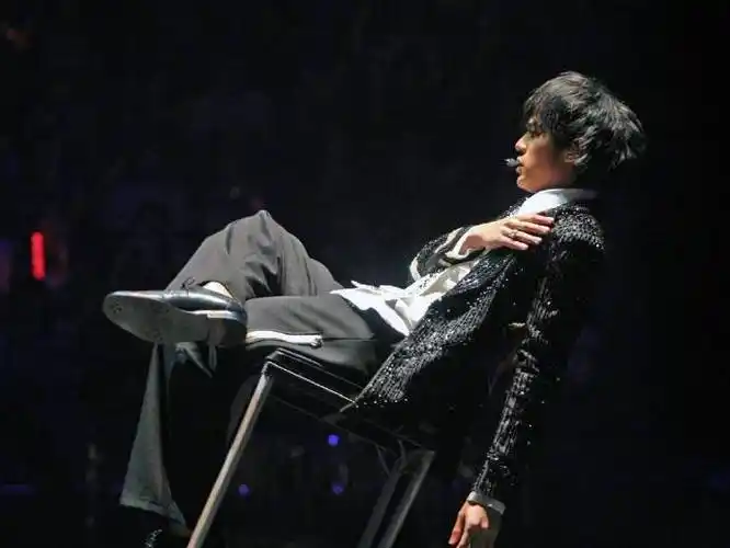 2000年,一个少年天才横空出世,华语乐坛从此进入"周杰伦时代"!