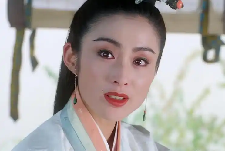 张敏出演赵敏的时候是25岁,当时的她意气风发,充满着少女气息.