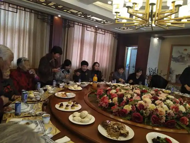 爸爸的生日姑姑及家的亲人在伊斯兰饭店就餐