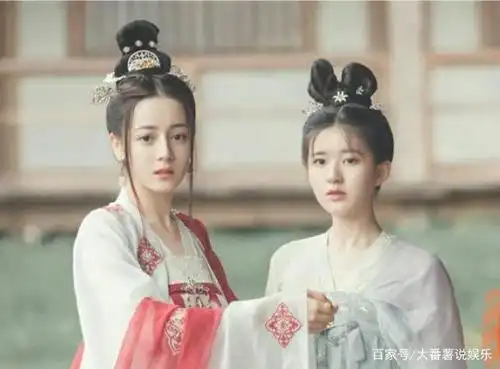 全身照看来,和大美女迪丽热巴同框也毫不逊色.