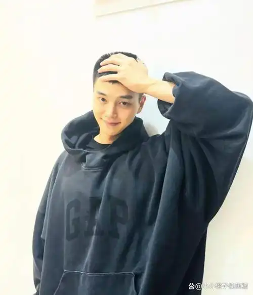 恶魔小王子今日入伍公开寸头照也阻挡不住这大写的帅气