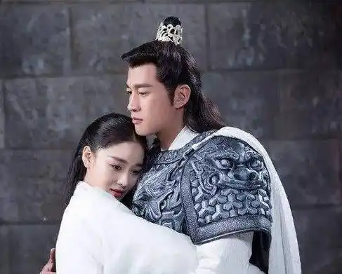 这部电视剧里面何润东演的是花家大公子花满天,身负国家重任,而且是