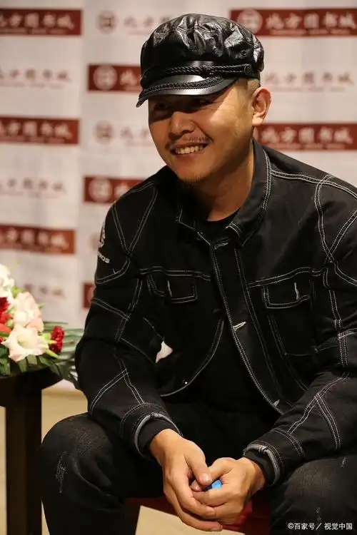 近日,中国歌手刀郎以他的最新单曲《罗刹海市》震撼登顶吉尼斯世界