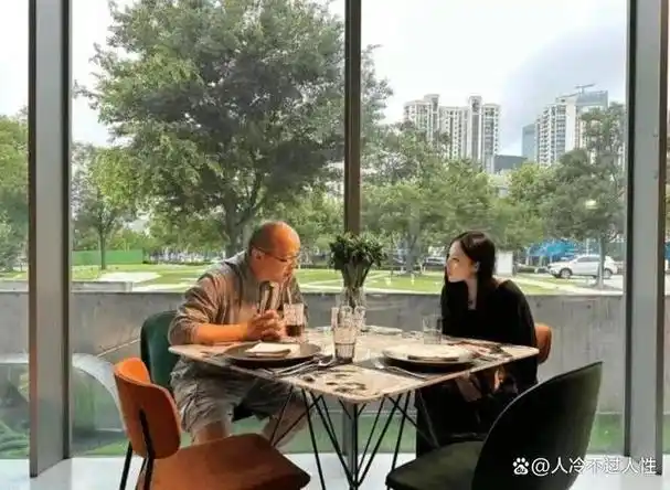 近日,一组照片在社交媒体上流传,照片中摇滚歌手窦唯和年轻的美女在一