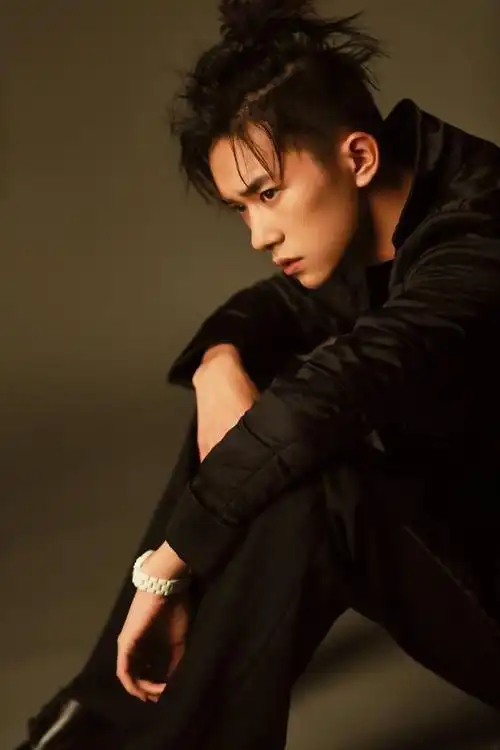 高冷只是保护色易烊千玺的温柔都藏在这些小细节里