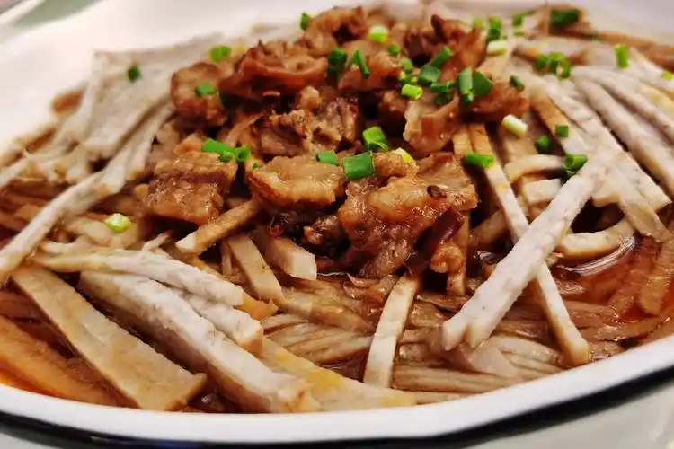 醋烧鱼,粢毛肉圆,烂糊鳝丝羹,是芦塘湾农家乐的招牌菜.