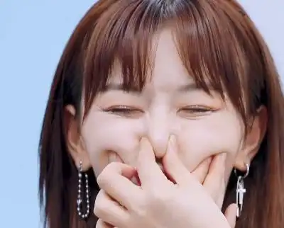 孔雪儿扮"鬼脸"时,谁注意到虞书欣表情,嫌弃是藏不住的