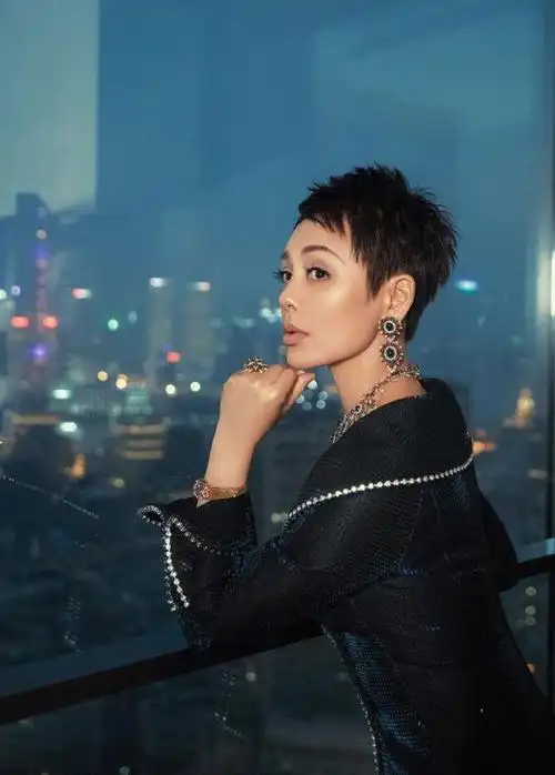 宁静穿双排扣风衣裙气场十足转身却被网友怒赞睫毛精