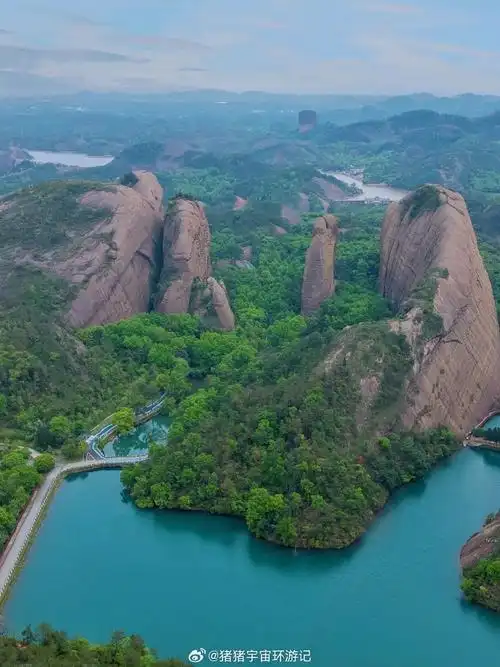 江西龟峰    提起江西,我的第一反应是名山很多!