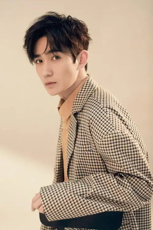 打开凤凰新闻,查看更多高清图片近日,演员朱一龙曝光一组时尚写真照