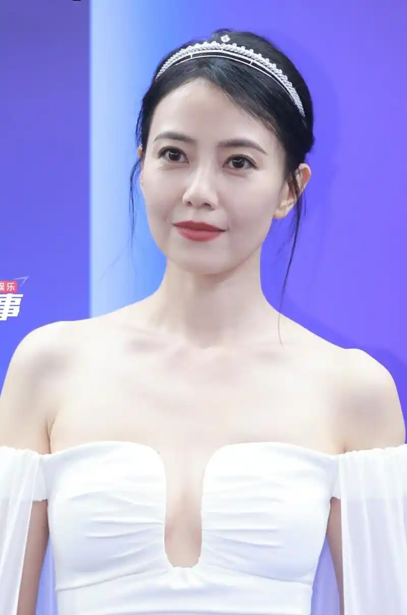 中年美妇高圆圆穿上一条露肩修身白色礼服飘逸如仙子