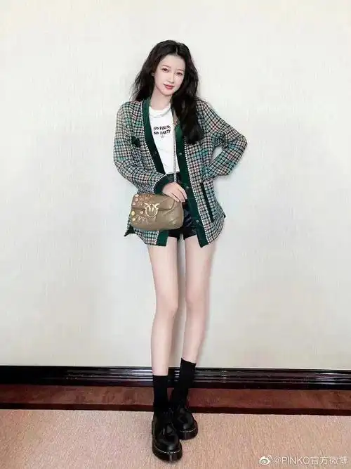 演员孙怡身着pinko诠释酷飒型格.粗花呢格纹外套兼顾俏皮与优雅