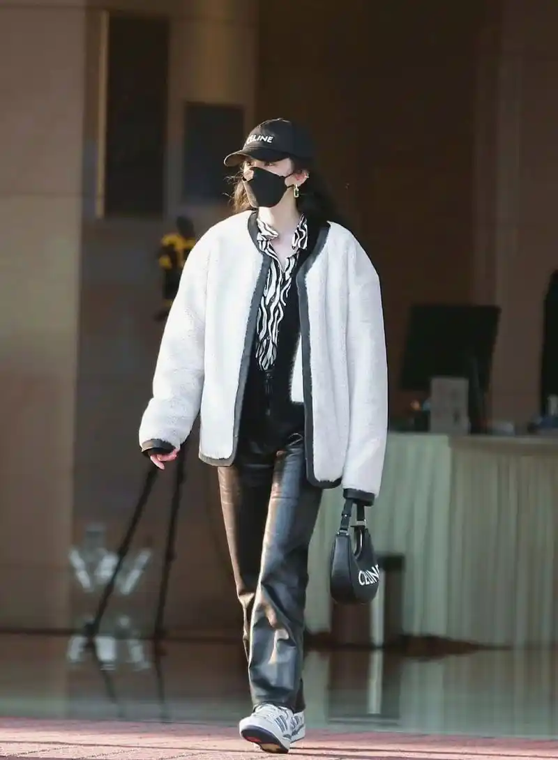 杨幂是真会挑皮裤!冬天外穿时髦又前卫,一点不像"非主流少女"