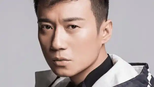 不温不火15年因我是特种兵走红老戏骨李幼斌都对其称赞有加