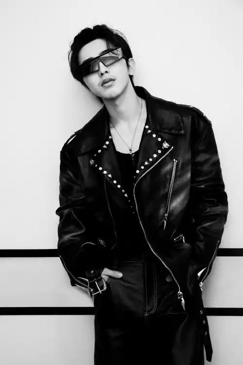 蔡徐坤皮衣酷拽造型