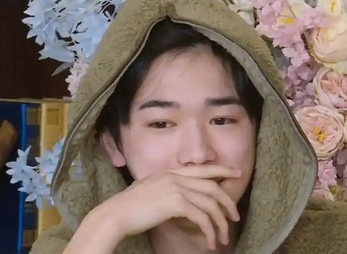 宋亚轩就连粉底液都没有擦,所以脸上还有两个痣能看清楚,原来他皮肤