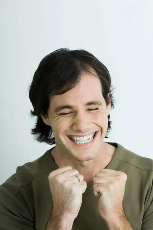 西方人,脸,头,脸颊,手,一个人,笑,微笑,露齿笑,竖图,室内,白天,白色