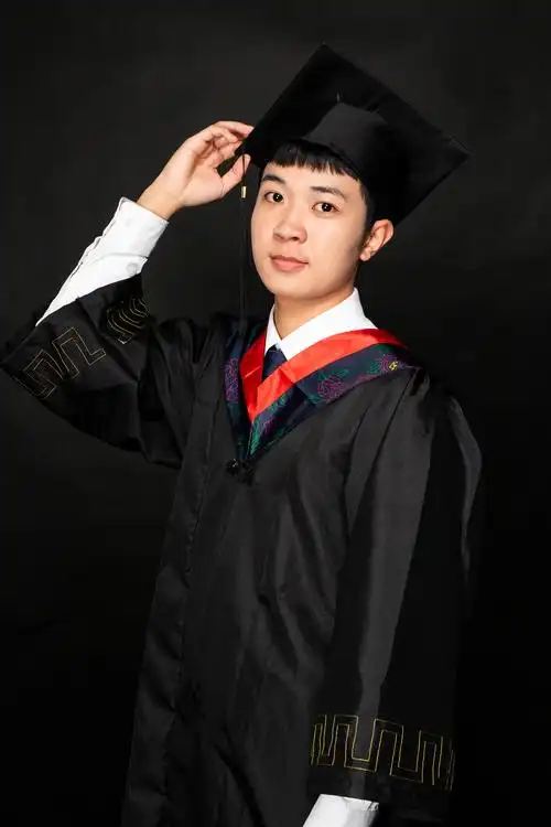 大学生毕业穿学士服毕业照