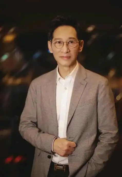 挑战与感动:王劲松在《错位》中的唐寻与小狗的精彩对手戏