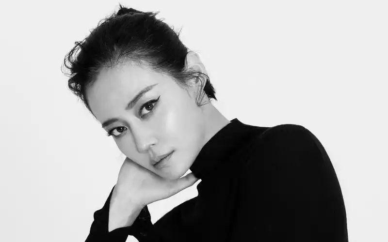 谭卓黑白时尚写真图片桌面壁纸