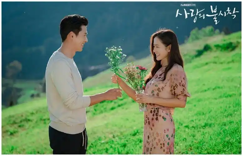 玄彬孙艺珍默契同穿驼色大衣,cp感十足,粉丝直呼请原地结婚