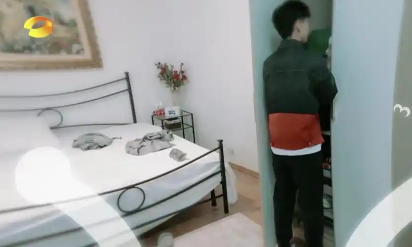 中餐厅3营业第一天王俊凯在房间调戏摄像机暴露他的睡衣