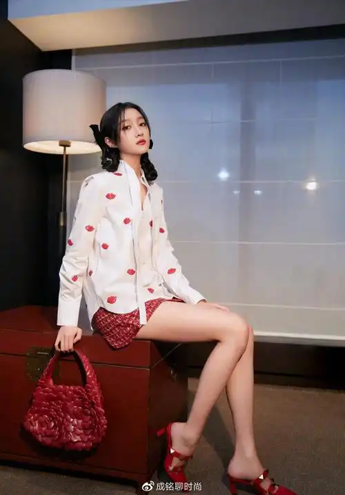 关晓彤麻花辫美出新高度,唇形波点衬衣配短裙秀美腿,又美又飒