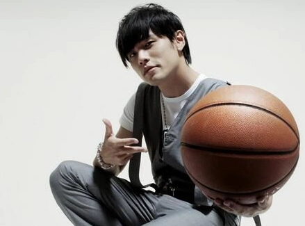 求周杰伦打篮球的写真 图片 我是要做qq头像的,找不到请别站位子谢谢
